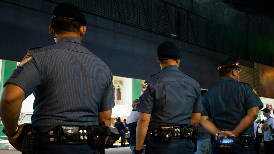     Мотоциклисты бросили гранату в толпу детей в новогоднюю ночь Eli Hiller/Zuma/TASS