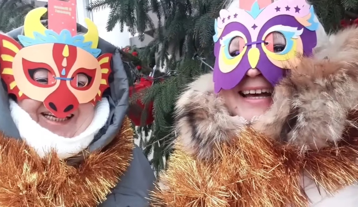  Героини в новогодних масках