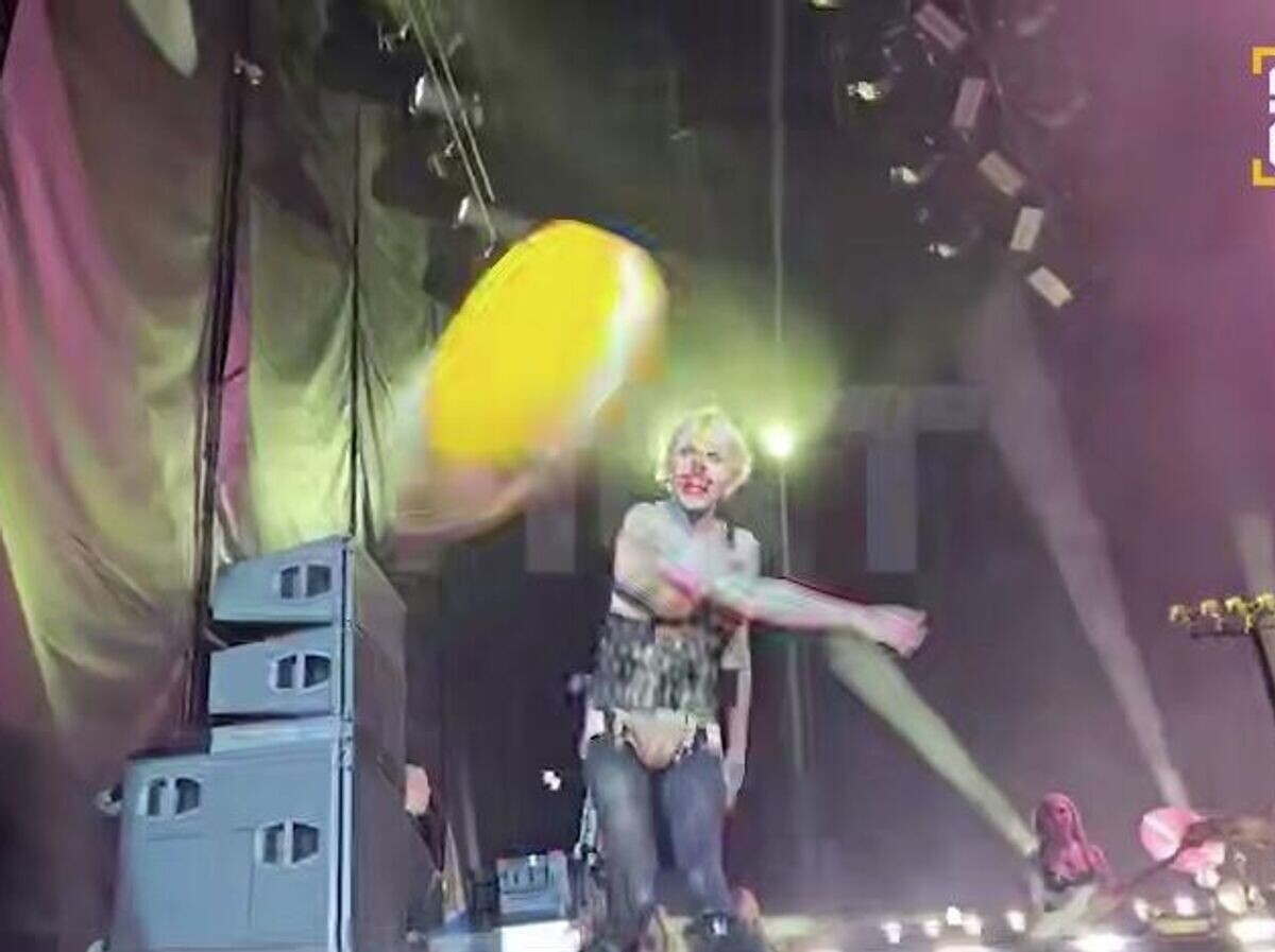    Барабанщик Тилля Линдеманна бросил торт в лицо зрителю на концерте в Таиланде. Кадр видео | © SHOT