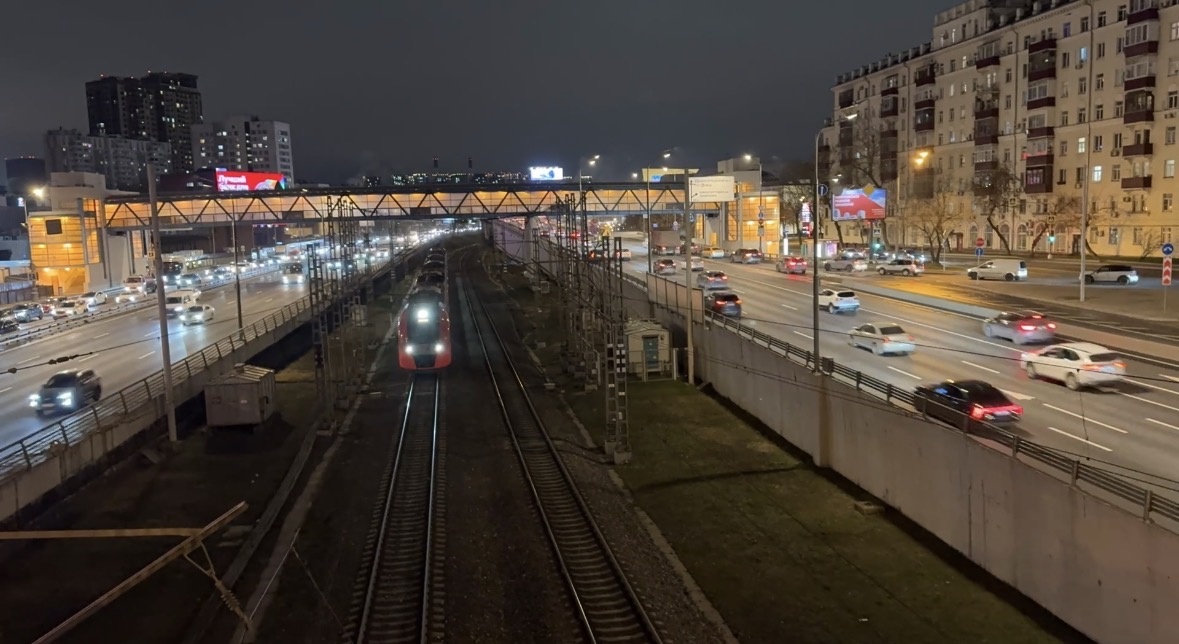 Тут ещё едет. Слева в высоком темном доме находится Чумодан 😁 Вообще как-нибудь сниму для вас свой путь до барахолки. Там такой индастриал 🙈
