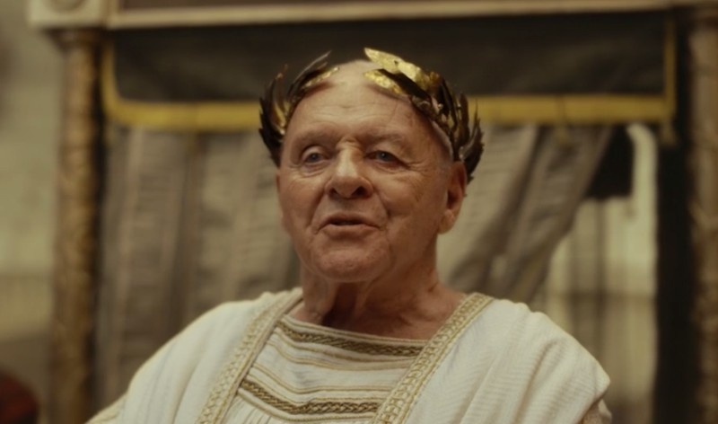 Энтони Хопкинс в роли Веспасиана. Кадр из сериала "Обреченные на славу" (2024).