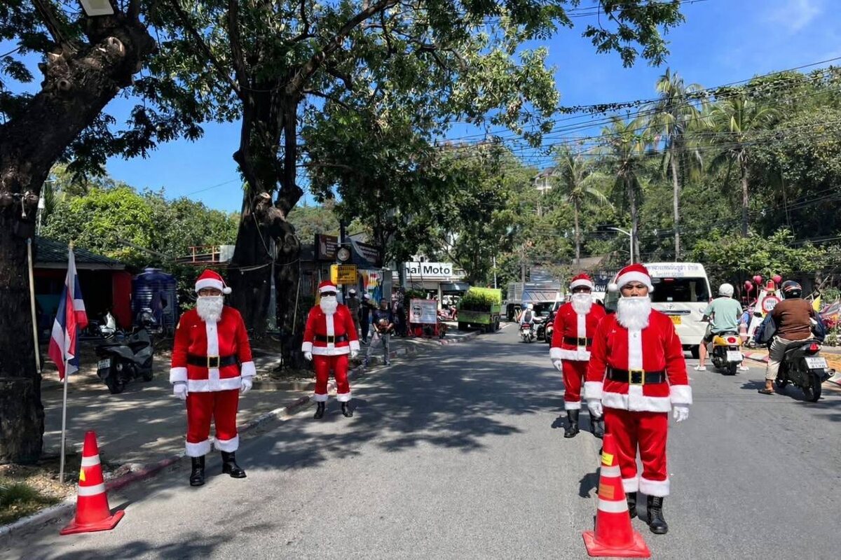 Санты на улицах острова следят за порядком 