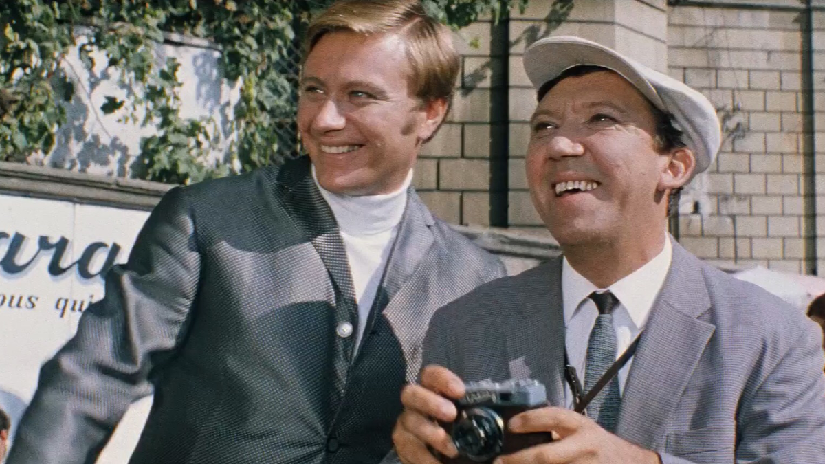 Андрей Миронов и Юрий Никулин. Кадр из к/ф «Бриллиантовая рука» (1969)