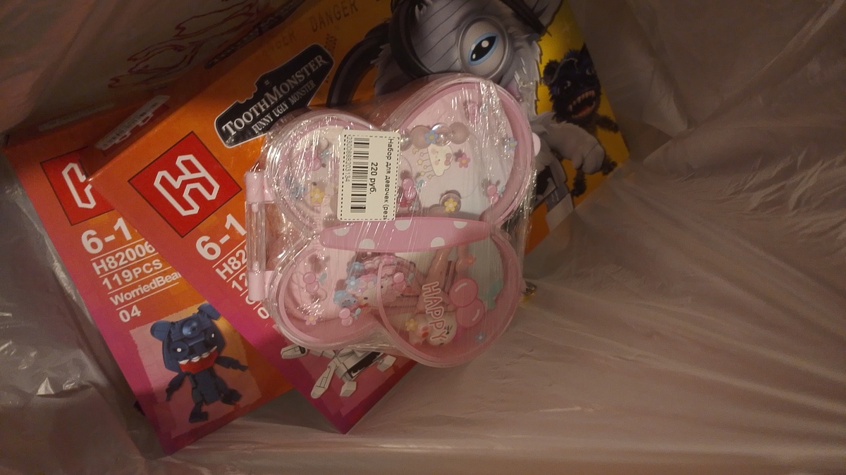 набор с заколочками и бласлетиками для Алисы