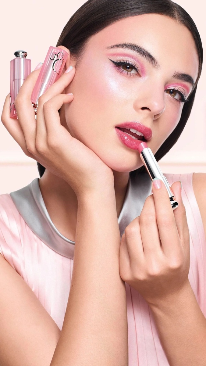 "Ультрарозовый" макияж с коллекцией Dior Ultra-Glow Make Up Collection Spring 2026. Модель Дева Кассель. Материал: Dior.