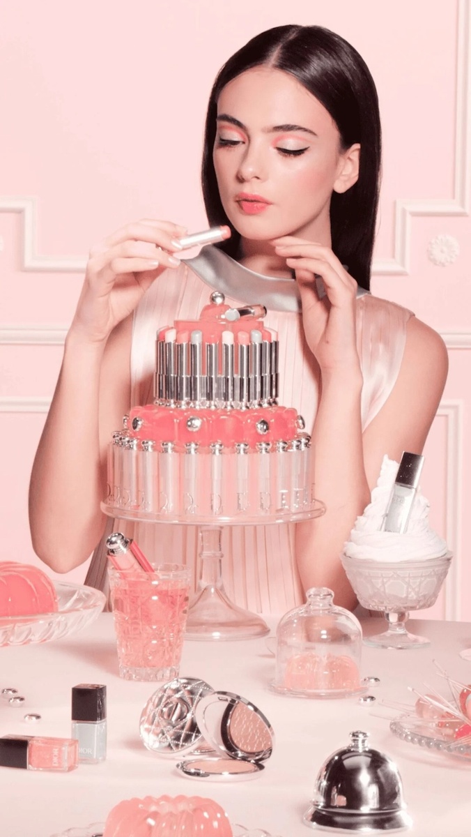 Дева Кассель на промо коллекции Dior Ultra-Glow Make Up  Collection Spring 2026. Материал: Dior.