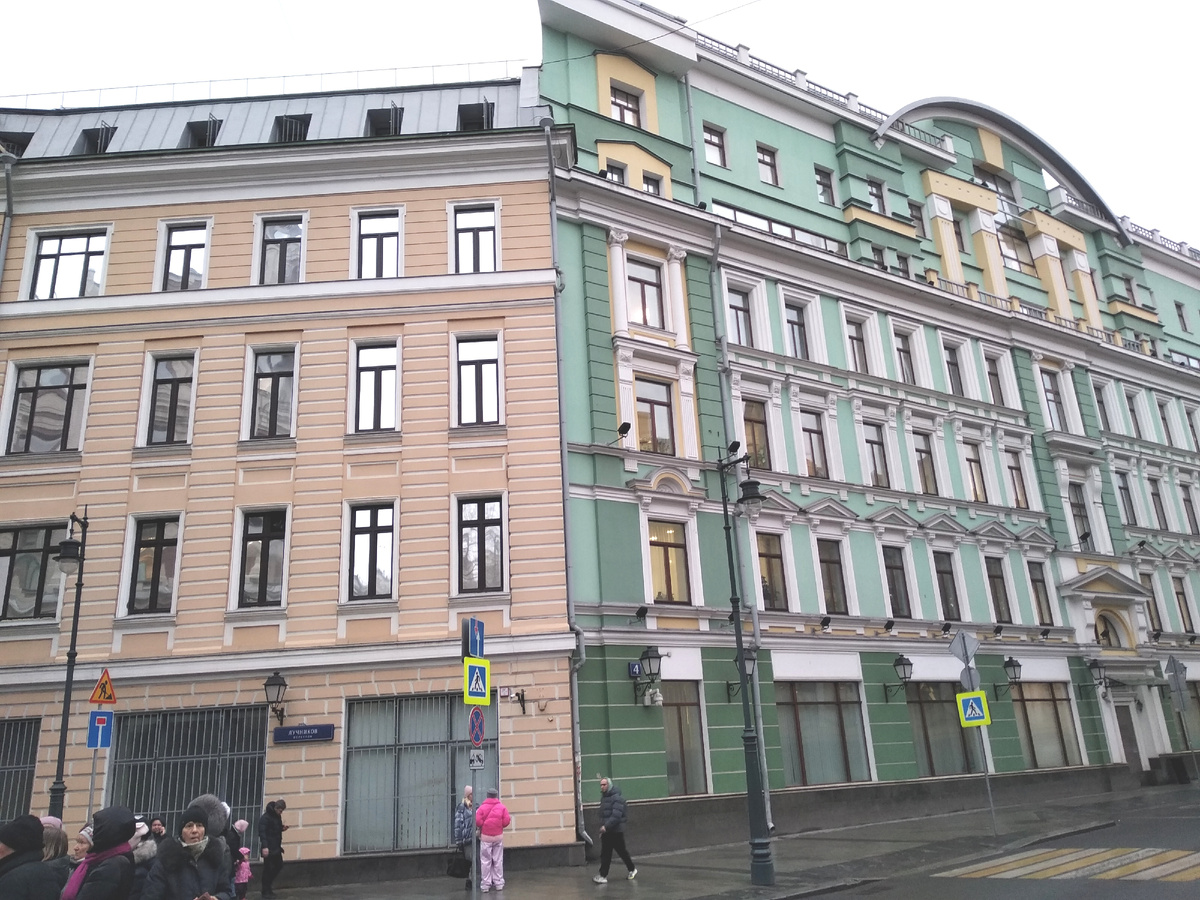 Доходный дом (Б. Златоустинский пер., 4).