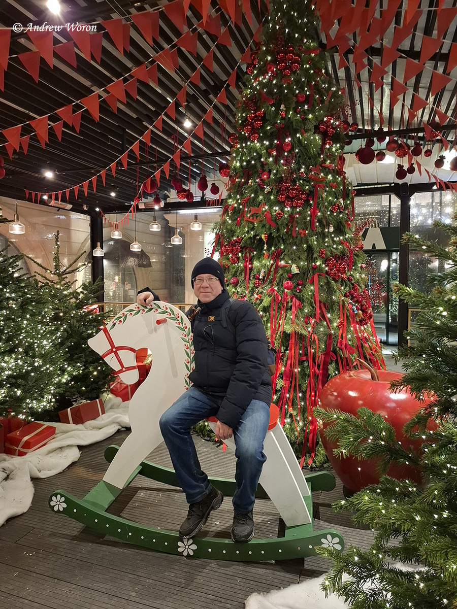 Я у ёлки в фотозоне ресторана Лило