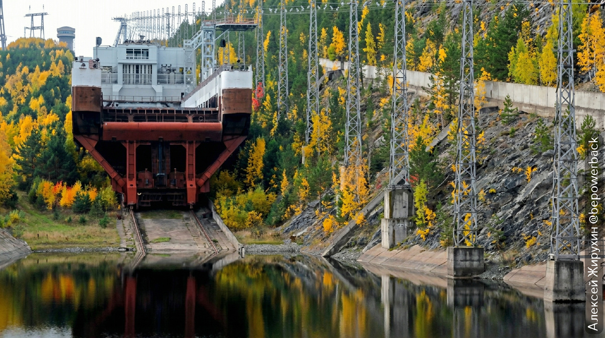 Судоподъемная камера опускается в воду. Внутрь заходит корабль перед подъемом