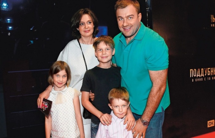 Михаил Пореченков с женой и детьми.