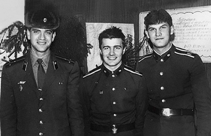 Михаил Пореченков (в центре) в молодости с сослуживцами.