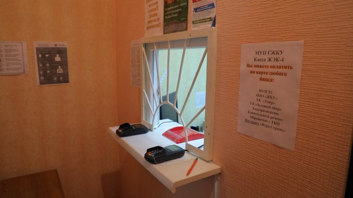 Фото из интернета, мое первое рабочее место выглядело примерно так. Только не было терминалов оплаты. 