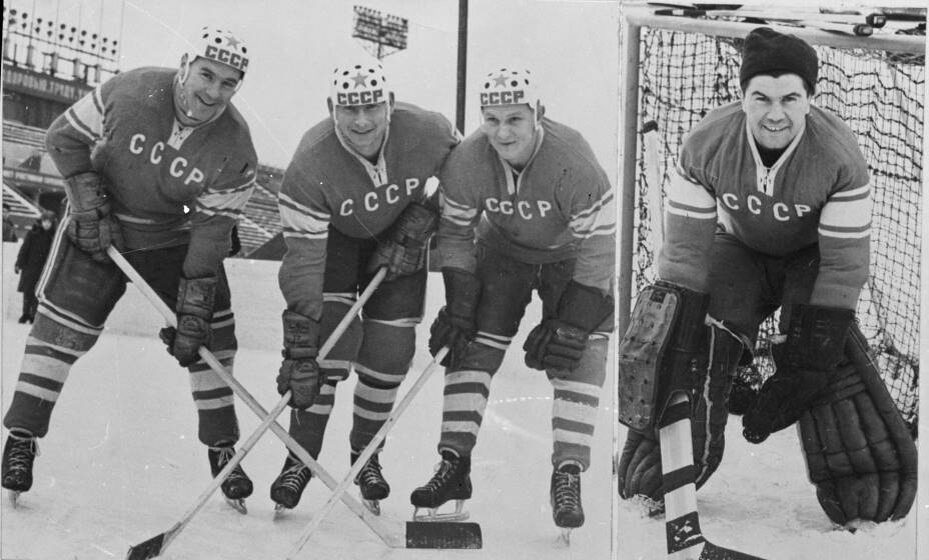    Супертройка сборной СССР-1964: Константин Локтев, Александр Альметов, Вениамин Александров, а также вратарь Виктор Коноваленко. Фото: ТАСС