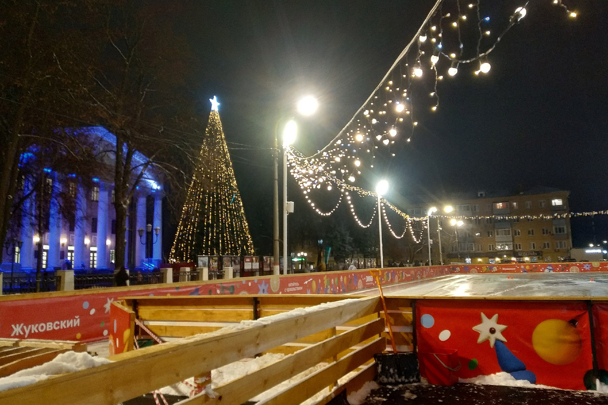 Ёлка и каток у неё в г. Жуковский (Мос. область) на пл. Ленина, фото автора
