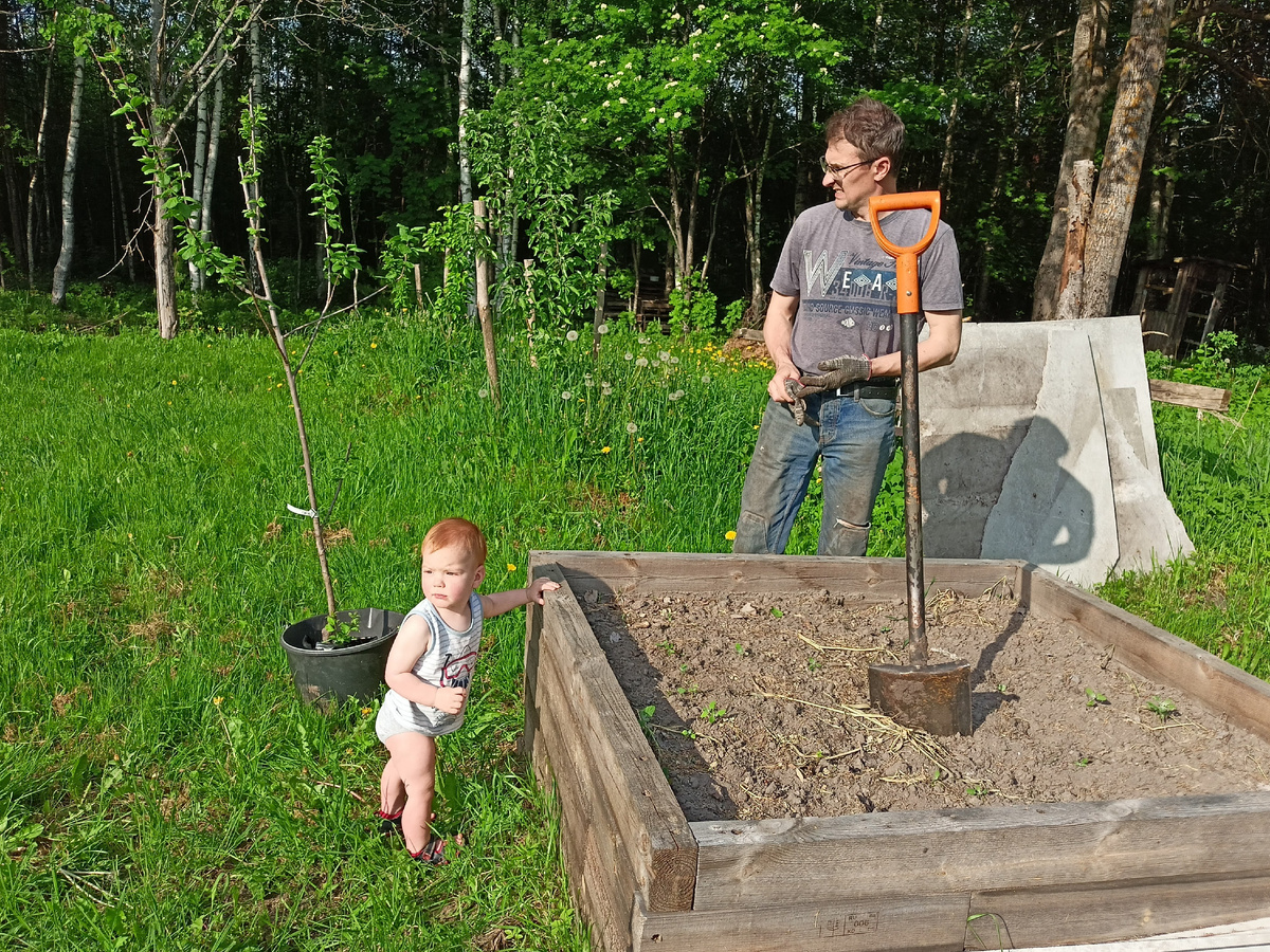 Ребенок еще не умеет ходить. Но уже в трусиках