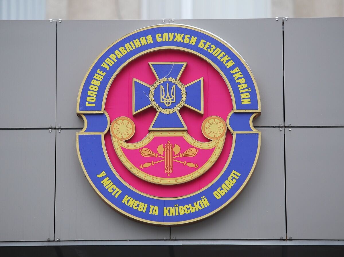    Герб у входа в здание СБУ в Киеве© РИА Новости . Стрингер