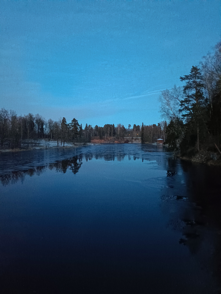 В декабре теперь уже прошлого года менялась: и снег был, и дожди, но в основном были слякотно-дождливые дни, поэтому фоток мало. 