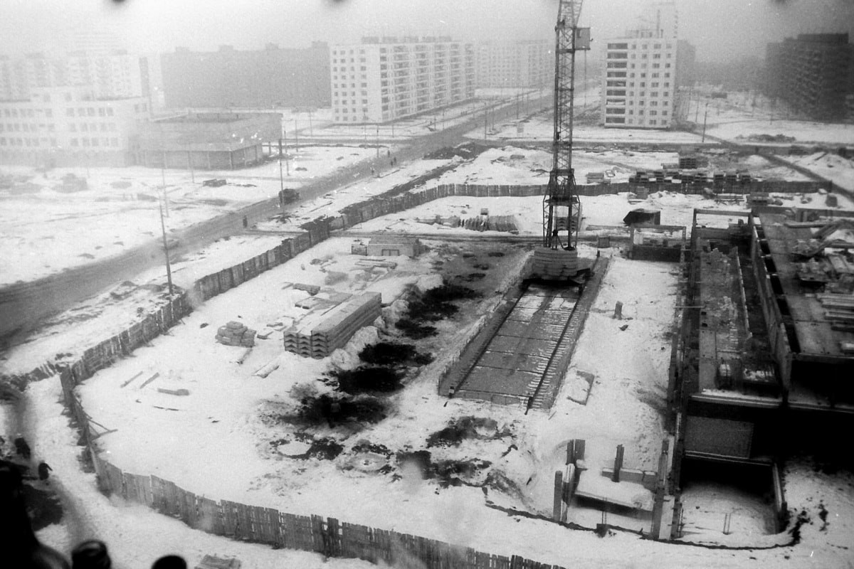 Строящийся Северный универсам на улице Жукова и дома на улице Генерала Лизюкова. 1981.