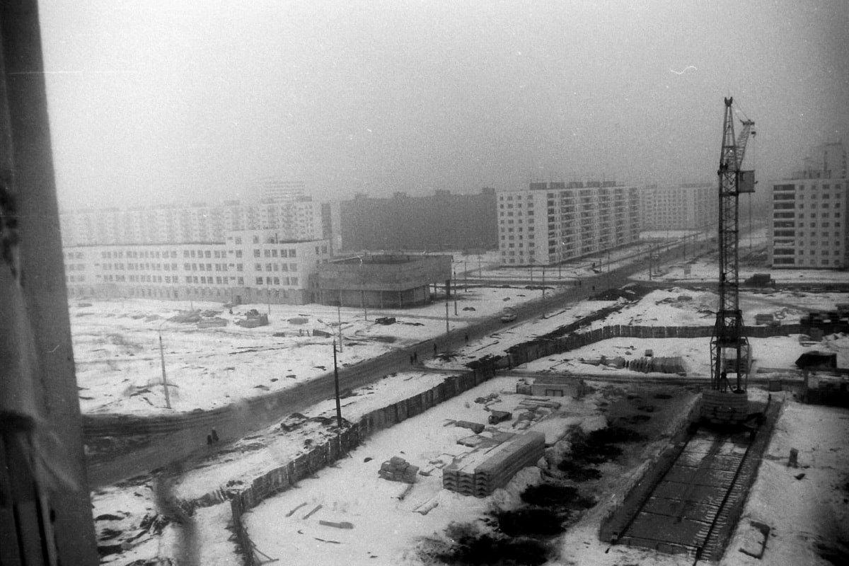Строящийся Северный универсам на улице Жукова и дома на улице Генерала Лизюкова. 1981.