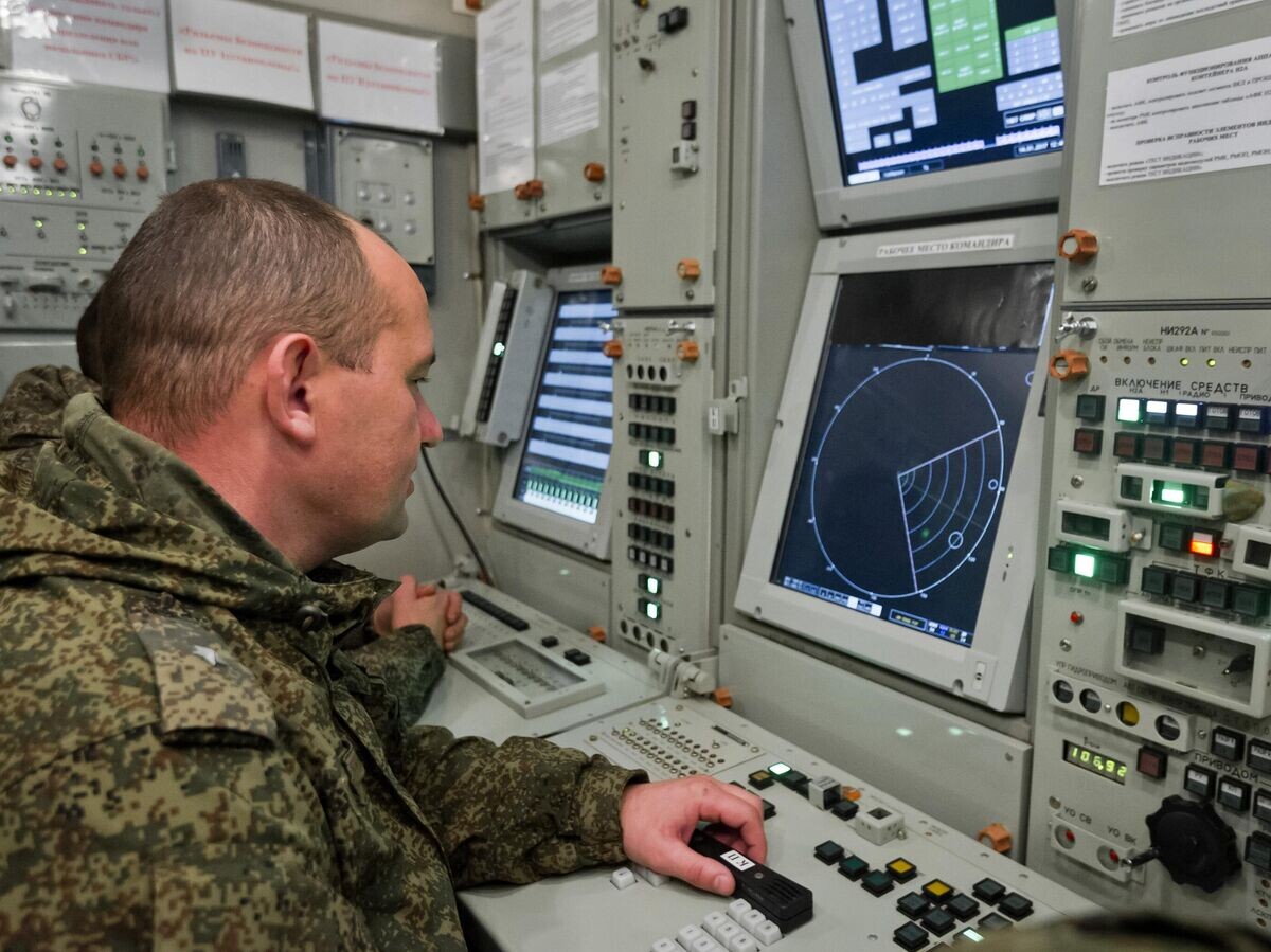    Боевое дежурство за пультом управления зенитно-ракетного комплекса© РИА Новости . Сергей Мальгавко