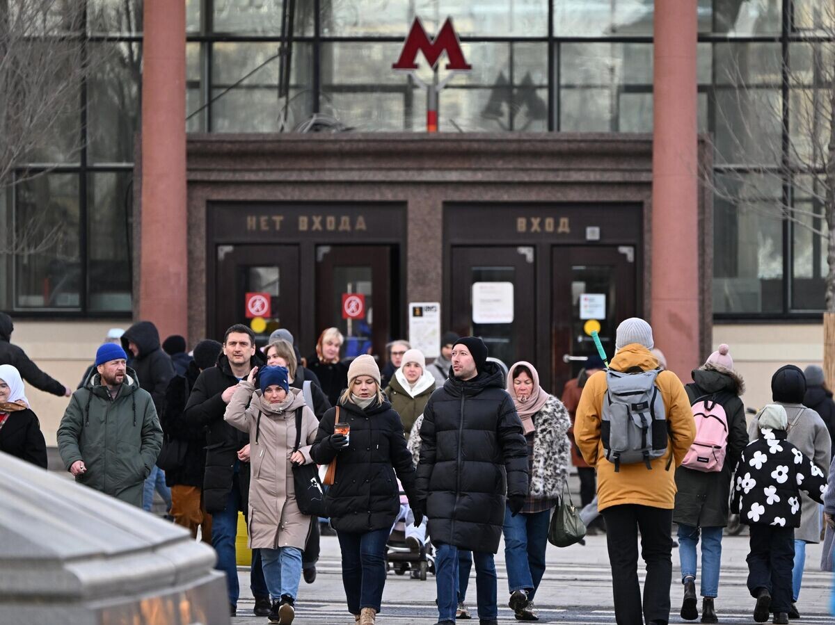    Горожане около станции метро "Чистые Пруды" в Москве | © РИА Новости / Михаил Воскресенский