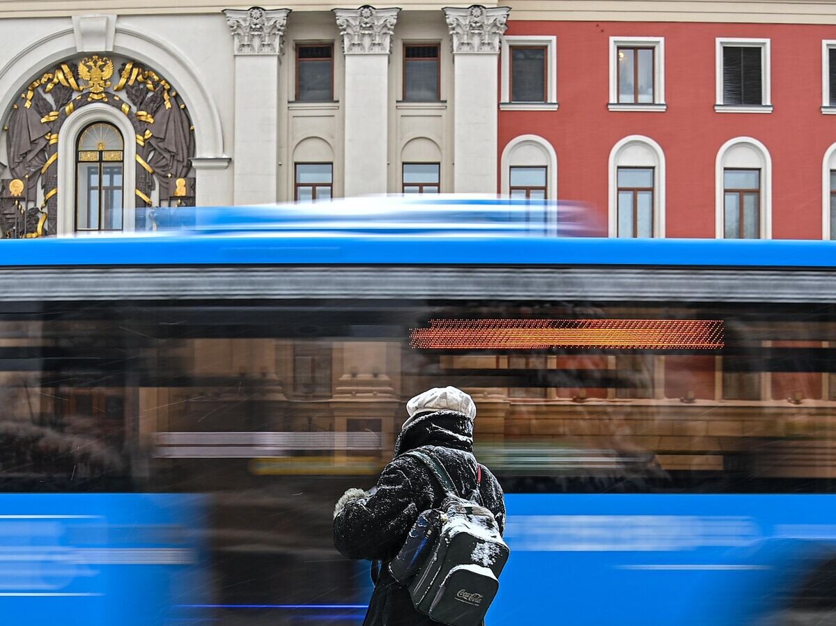    Мужчина на одной из улиц в Москве во время снегопада | © РИА Новости / Евгений Одиноков