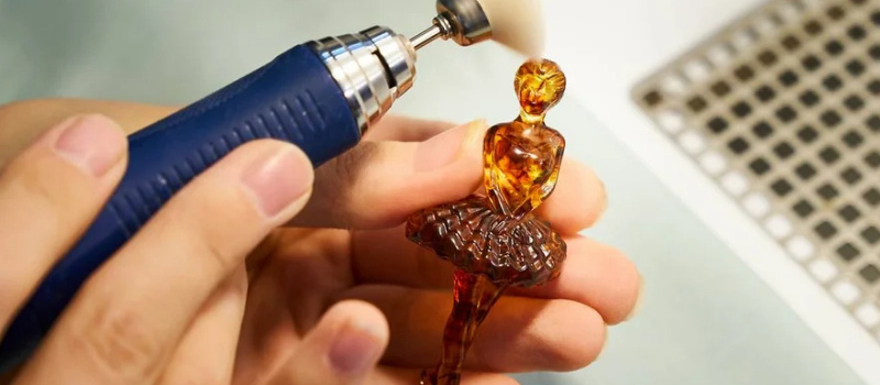    Елочные игрушки из янтаря сделали в КалининградеКалининградский янтарный комбинат