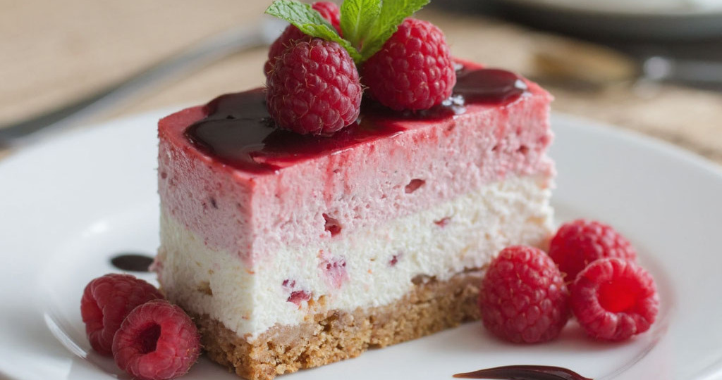 Фруктовые парфе: слои йогурта, ягод и орехов