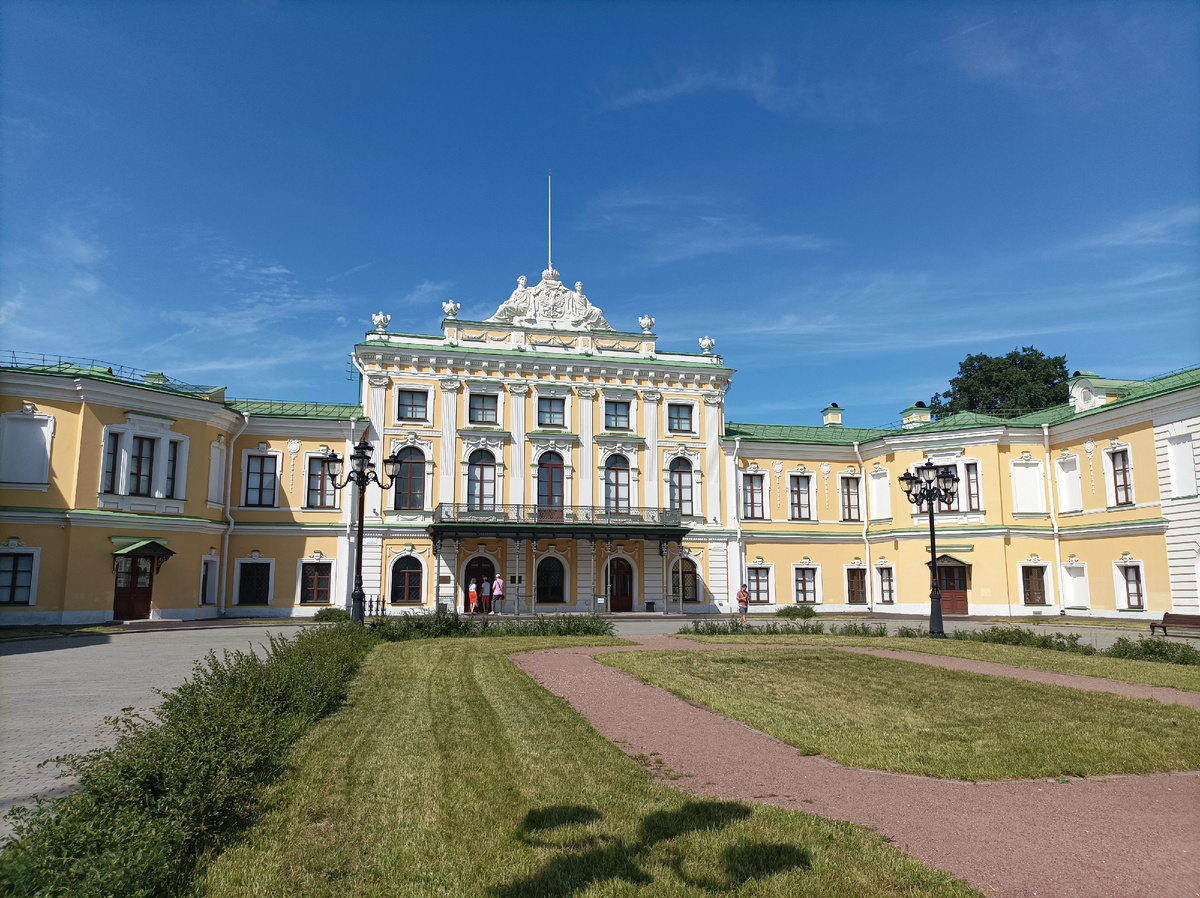 Императорский Путевой дворец, в котором расположена картинная галерея.