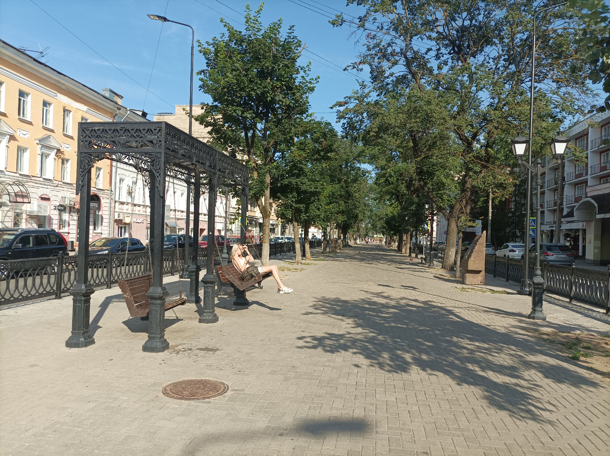 Качели на благоустроенном бульваре.