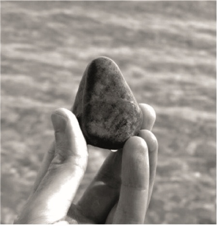 Создать карусельКрасноватый, четырёхсторонний, пирамидальный камень, который я нашёл на берегу озера Констанц — повторивший находку Юнга столетием ранее — который я сфотографировал сразу после обнаружения.