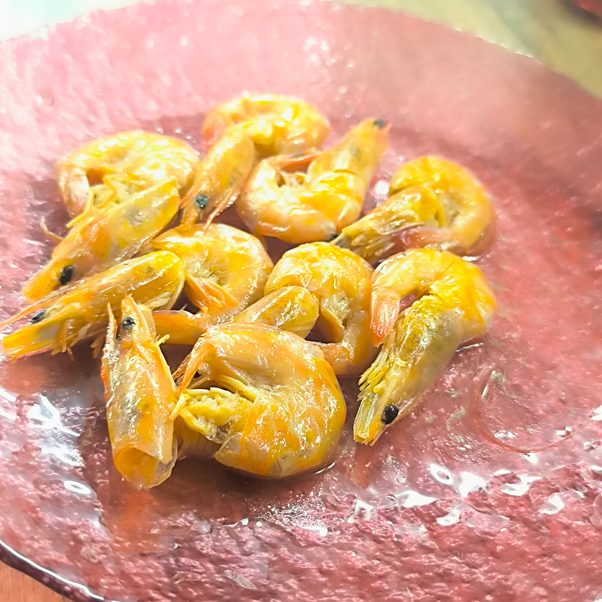 Порция приготовленных креветок в соусе