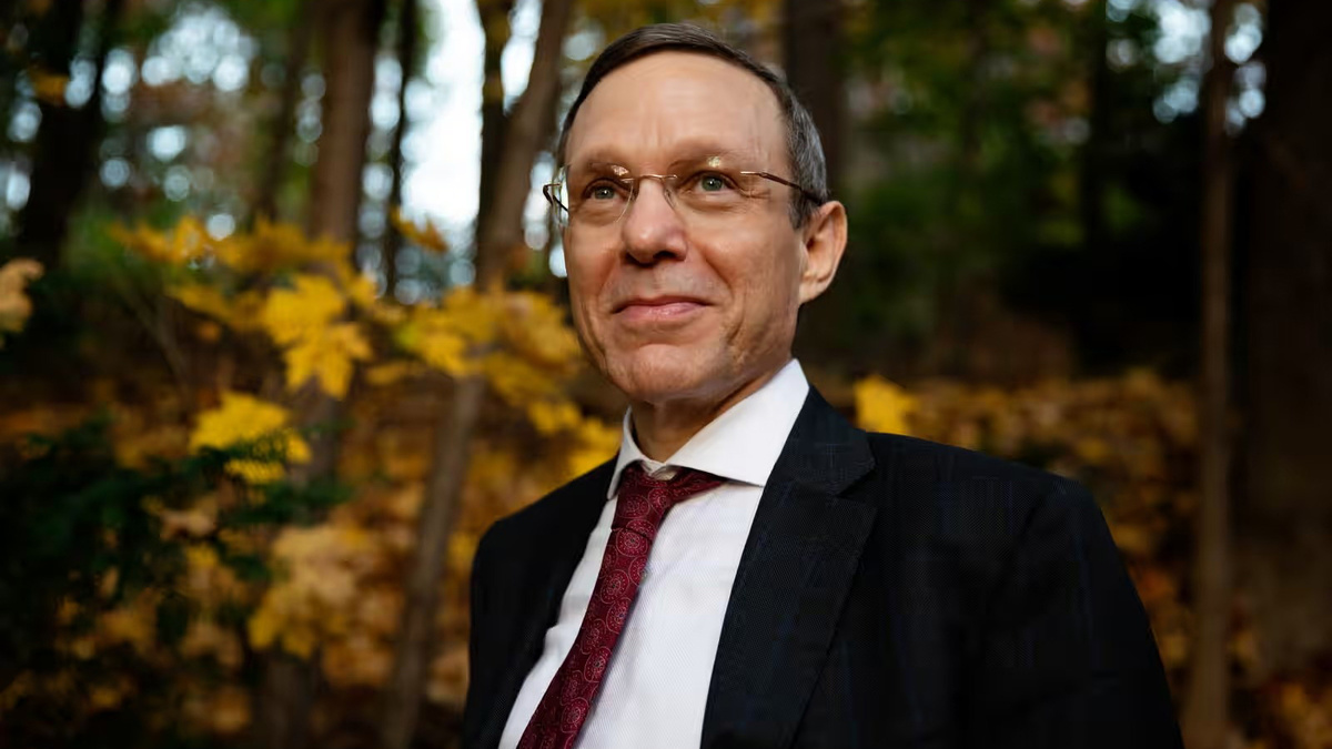 Ави Лоуб (Абрахам (Ави) Лоуб) — израильский и американский физик-теоретик, работающий в области астрофизики и космологии. Профессор естественных наук в Гарвардском университете.