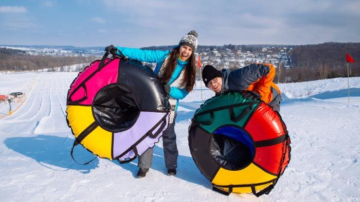 Как кататься на тюбингах — правила безопасности от МЧС. Обложка © Shutterstock / FOTODOM / Vera Petrunina