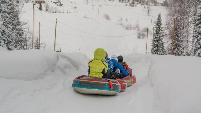 Почему нельзя кататься на тюбингах «паровозиком». Фото © Shutterstock / FOTODOM / Sergey Borisov_88