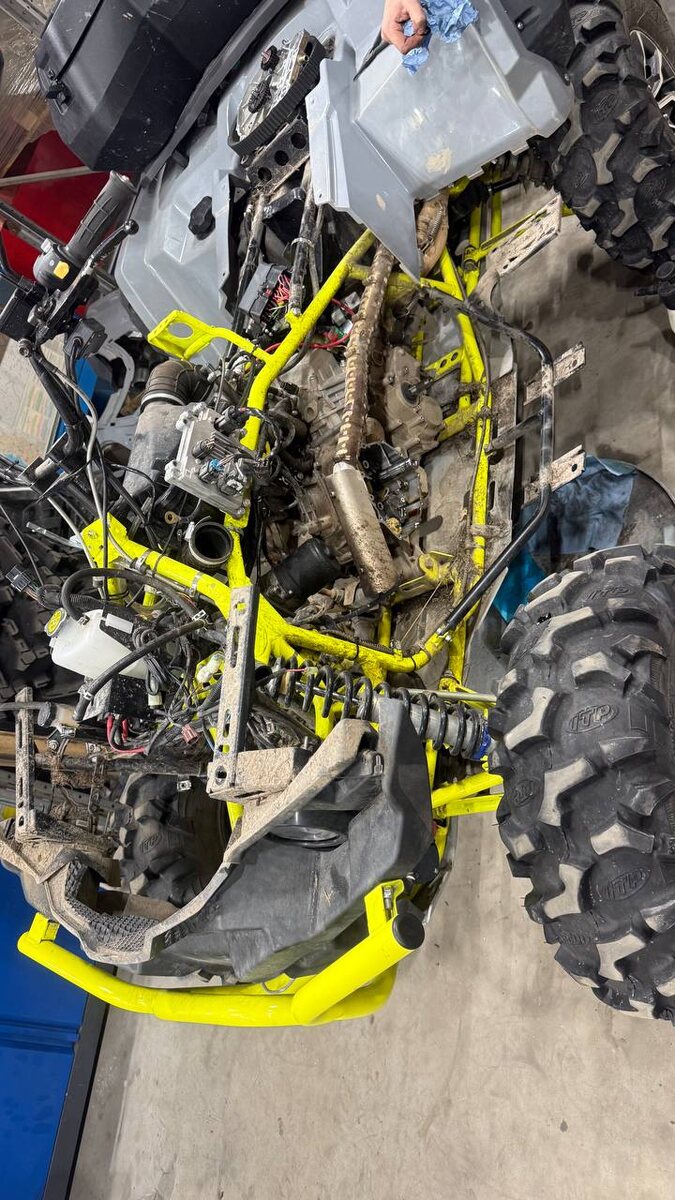 Иногда, чтобы произвести качественную работу,  приходится «раздеть» квадроцикл.