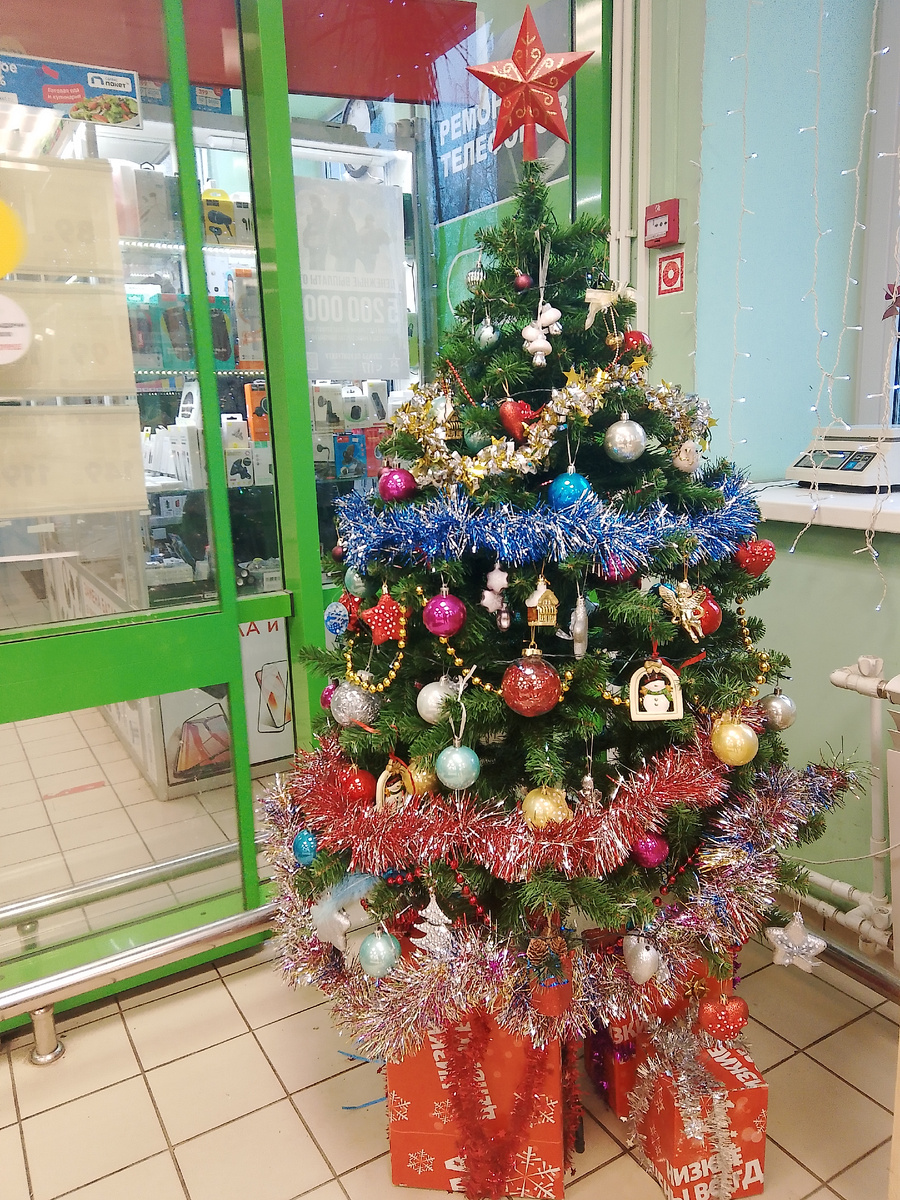 Так украсили новогоднюю ёлку в сети «Пятёрочка». Обратите внимание, сколько советских игрушек. И прикольный снеговик. Молодцы, делают праздник для себя и покупателей. 🎄 (Не является рекламой.)
