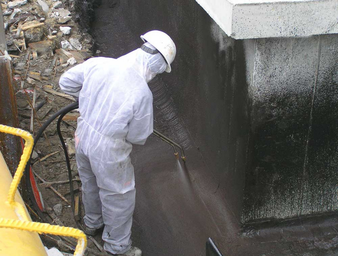 Устройство напыляемой гидроизоляции заглубленных конструкций с внешней стороны