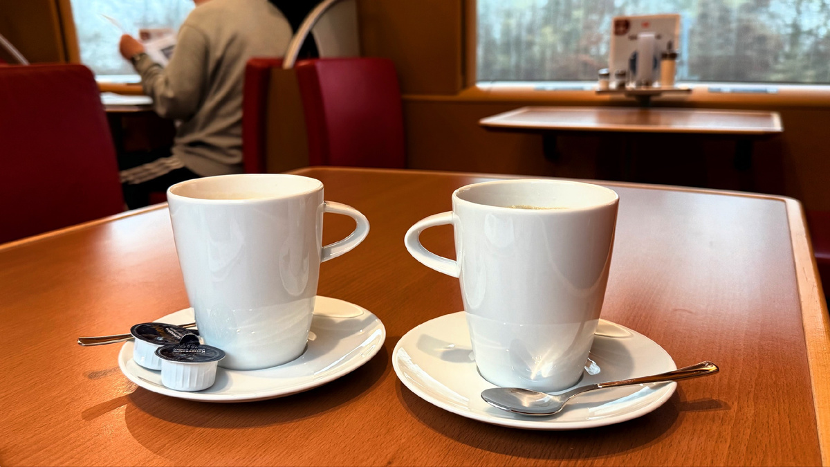 2. Ресторан в поезде.