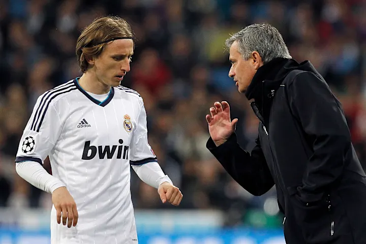 Жозе Моуринью (справа) руководил приходом Луки Модрича в «Реал Мадрид» в 2012 году. / Элиза Эстрада/Реал Мадрид/Getty Images
