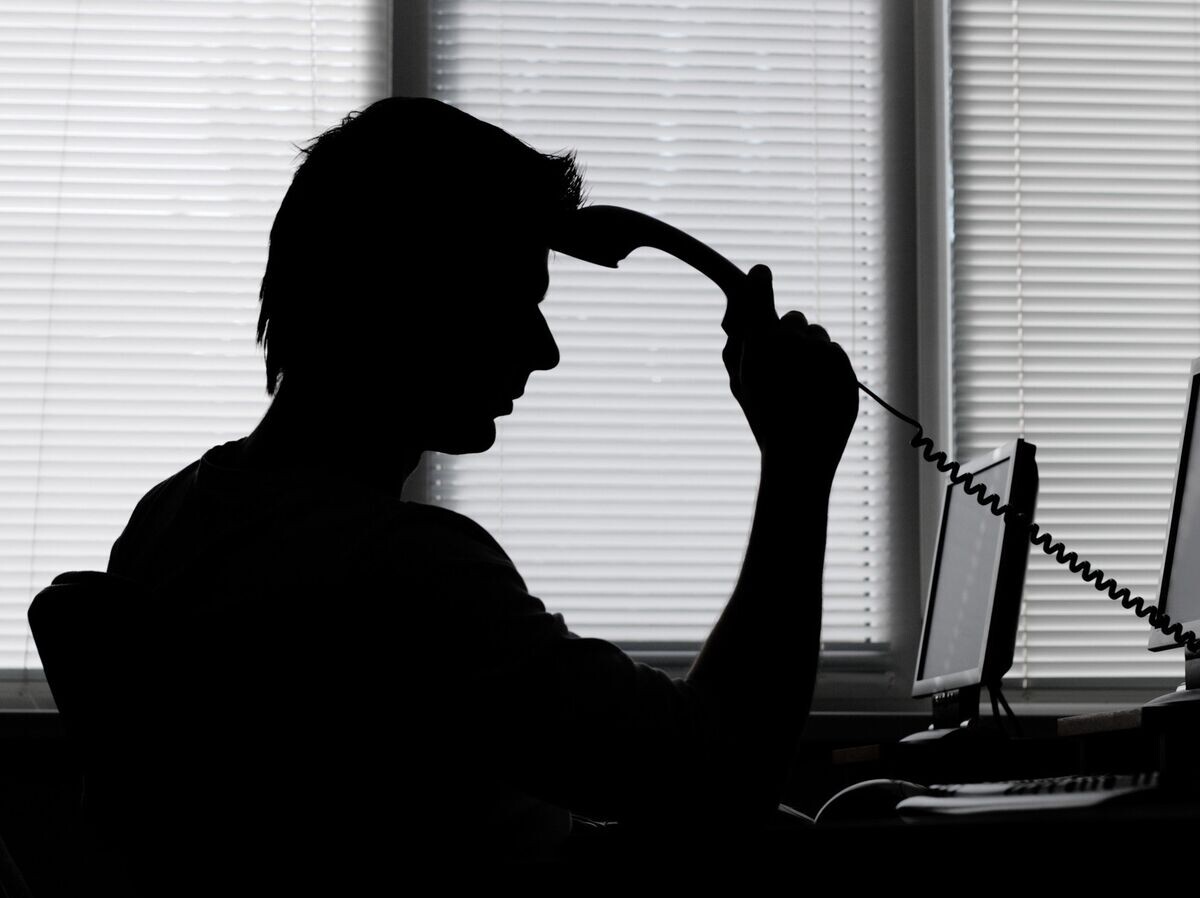    Мужчина звонит по телефону | © Fotolia / George Dolgikh