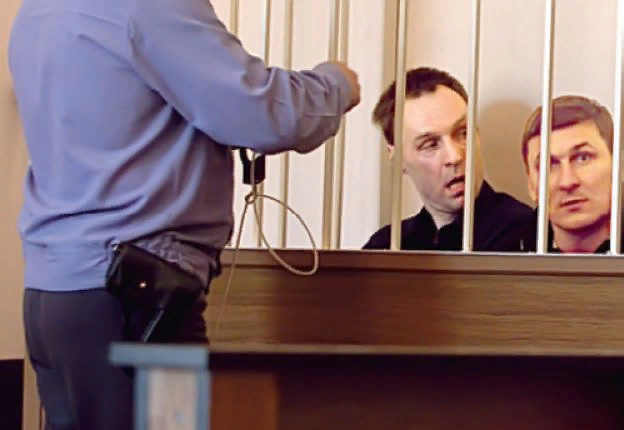 Артур Кжижевич (слева) на скамье подсудимых