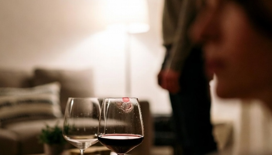 Нина вернулась домой на неделю раньше. Мужа небыло, а на столе два бокала вина один из них с помадой.