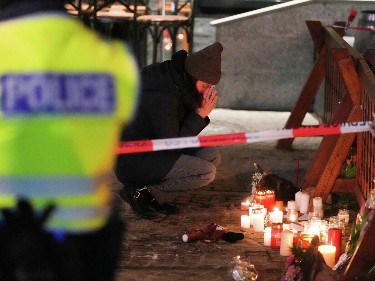    Стихийный мемориал на месте пожара в баре на швейцарском курорте Кран-Монтана | © AP Photo / Antonio Calanni