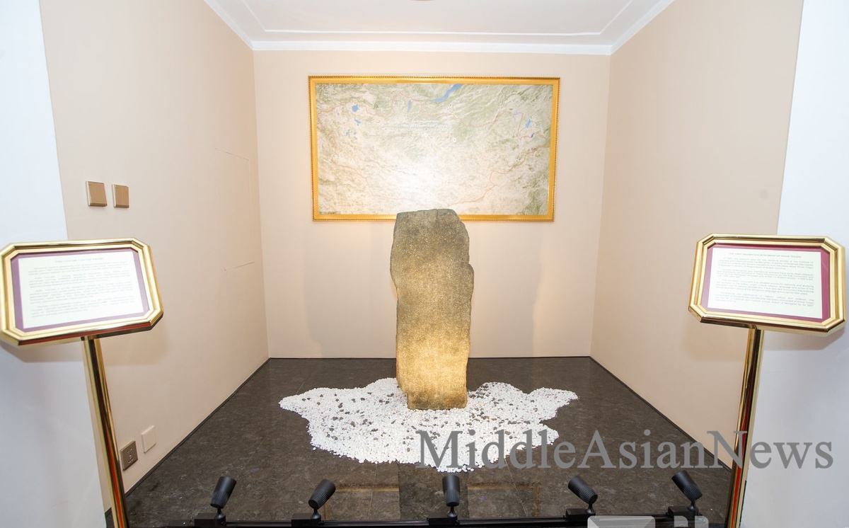 25 ноября 2019 года в Госрезиденции состоялась церемония установления памятника с высеченной надписью на алфавитно-слоговом письме – брахми, «Хуйс толгой», найденного и названного в честь одноименной местности на территории сомона Могод аймака Булган.