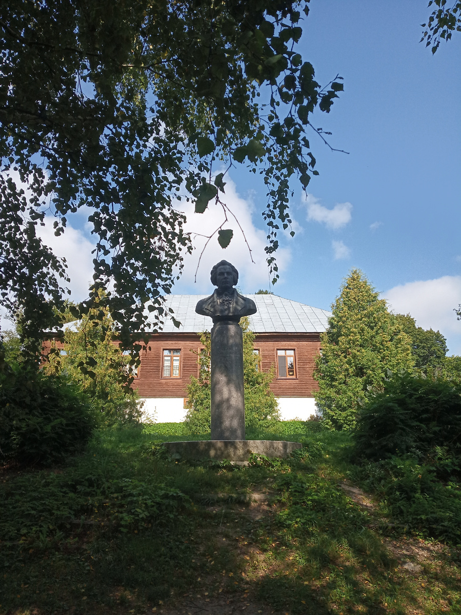 Бюст А.Т. Болотова (фото автора)