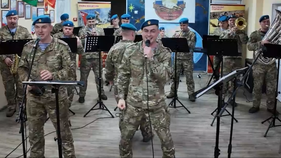     Псковские десантники поздравили детей в Донецке с наступившим Новым годом МО РФ