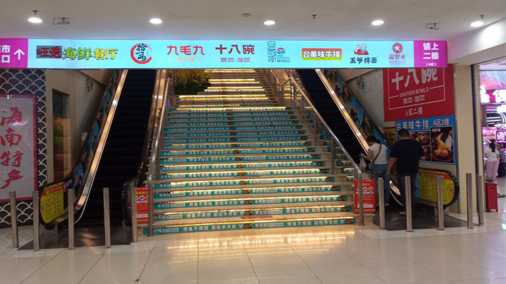 Вход в кафе.