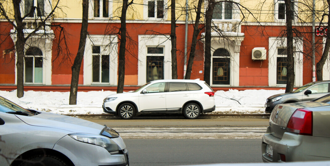 Пожилых водителей в России могут начать ограничивать: комментарии из полиции