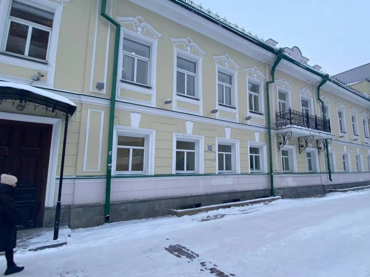    Здание расположено на главной пешеходной магистрали Екатеринбурга — улице Вайнера